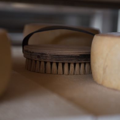 Les fromages Pondi sur les planches d'affinage en épicéa