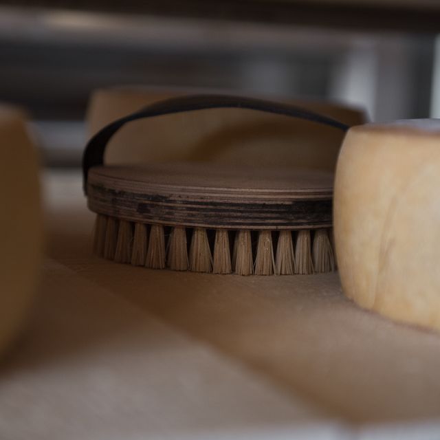 Les fromages Pondi sur les planches d'affinage en épicéa