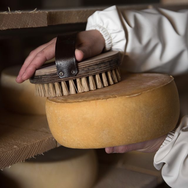Brossage d'un fromage Pondi
